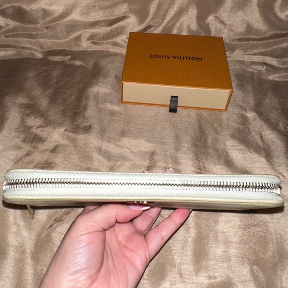 ❌SOLD❌Chanel Zip Wallet - Picture 5 of 12